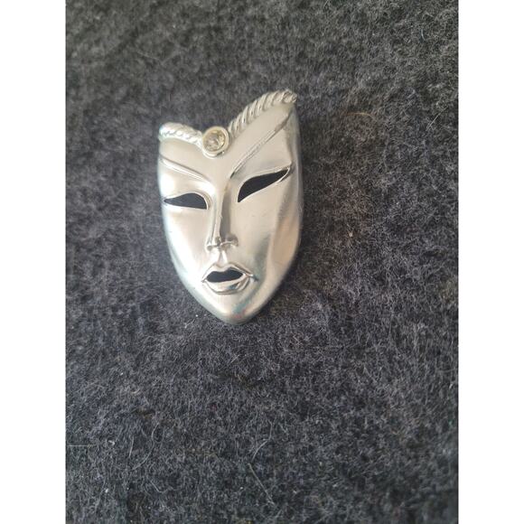 Vintage Silver Tone Face Mask Brooch, in good condition - Picture 3 of 3